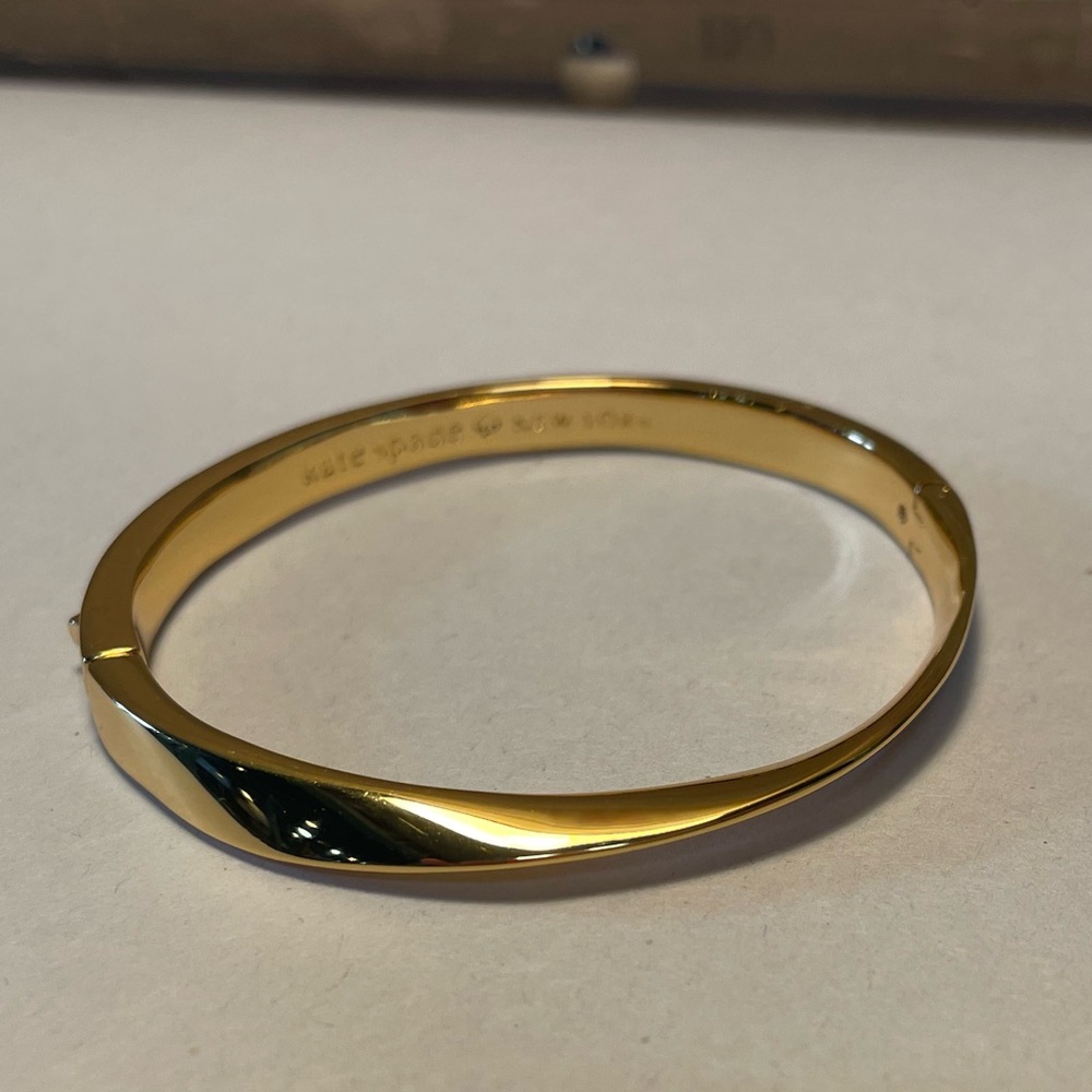 Kate Spade Do the Twist Hinged Bangle